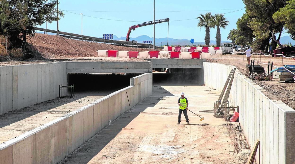 Las obras que se llevan a cabo junto a la autopista, en la entrada de Los Alcázares, para aumentar la capacidad de desagüe. 