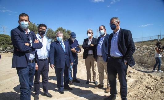 Las autoridades, ayer, durante la visita a las obras. 