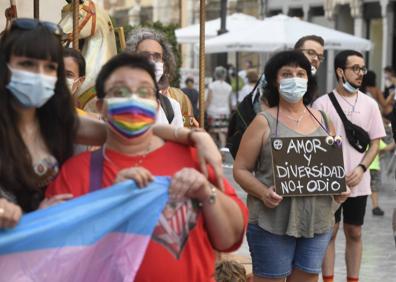 Imagen secundaria 1 - Protesta contra las agresiones homófobas en Cartagena