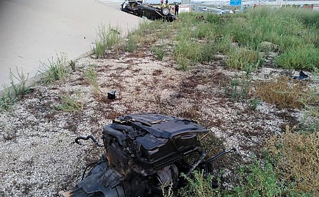 El motor del vehículo accidenteado en la rotonda. 