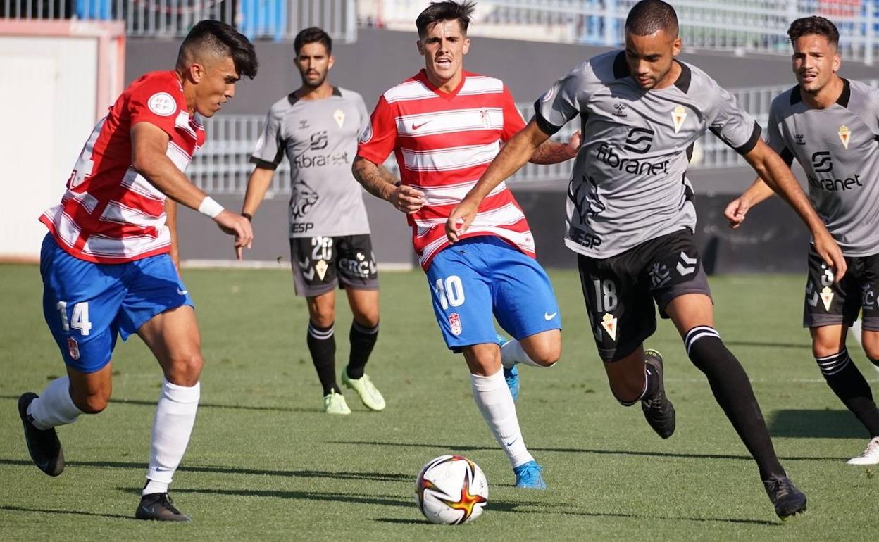 Pablo Ganet conduce el balón en el cuentro contra el Recreativo Granada, este sábado.