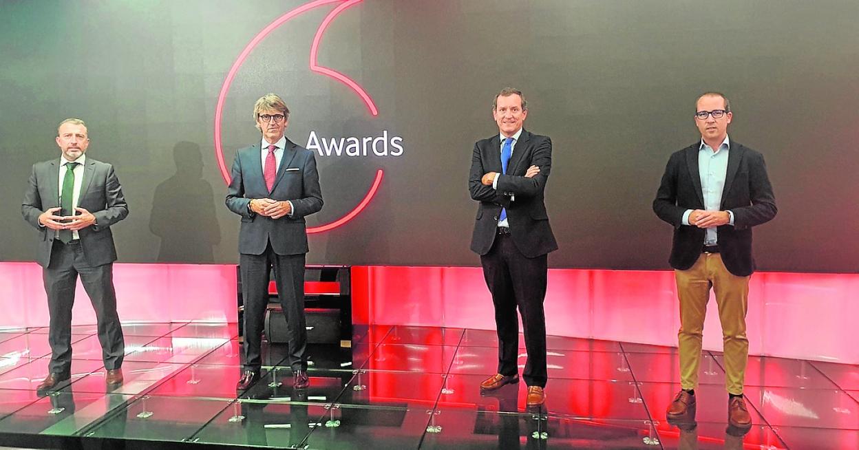 Antonio Álvarez, director territorial de Vodafone en Levante, y Luis Alberto Marín, consejero de Economía,Hacienda y Administración Digital de la Región, presidieron la reunión en la sede de la operadora. 