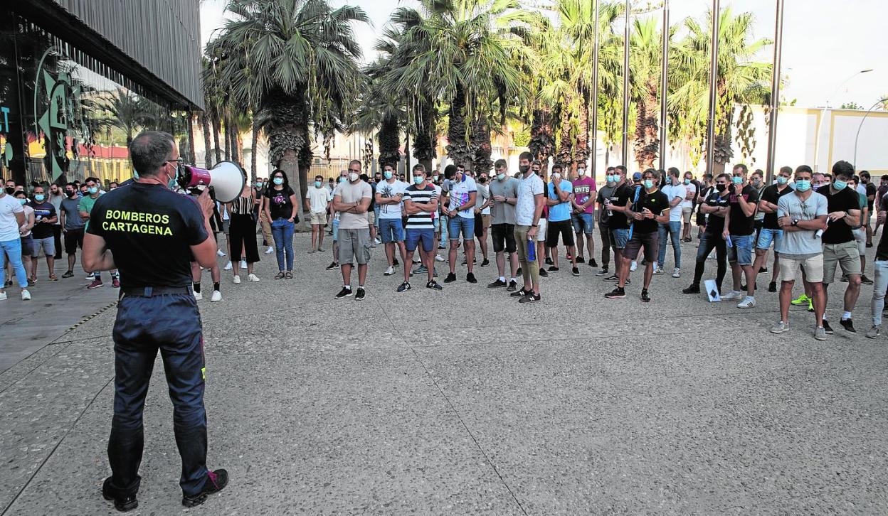 Llamamiento a los candidatos a bombero, ayer, a las puertas de la Facultad de Ciencias de la Empresa de la UPCT. 