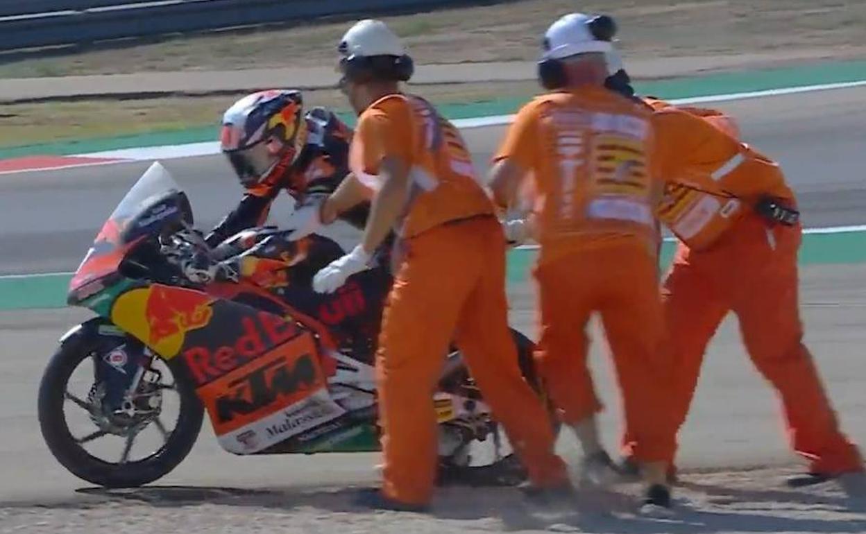 Pedro Acosta recoge su moto tras su caída.