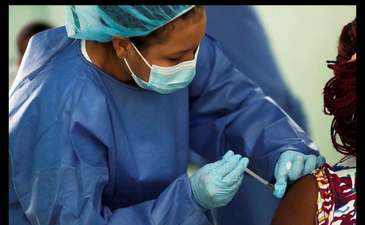 Enfermera vacunando.