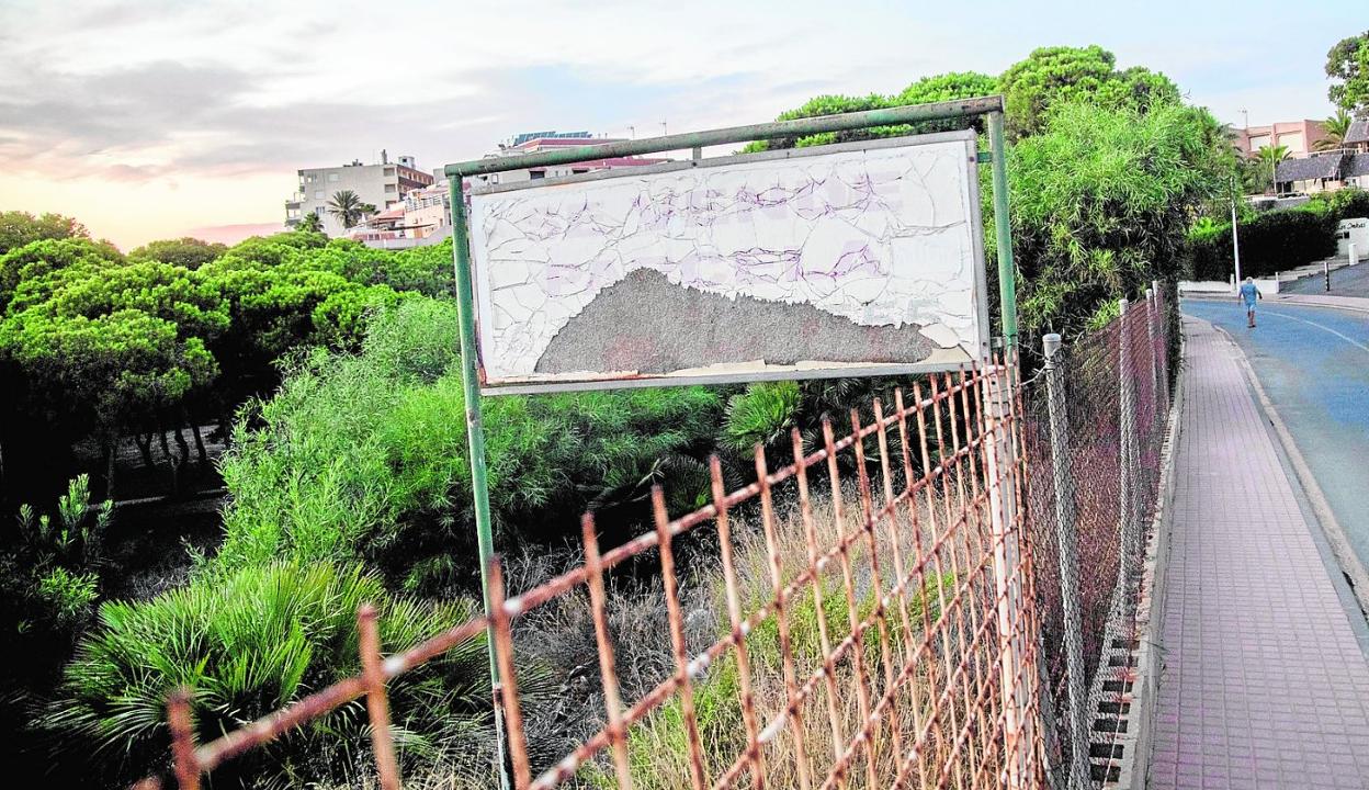 Cartel de venta de una de las ocho parcelas urbanizables en la zona de Cala del Pino, en La Manga. 