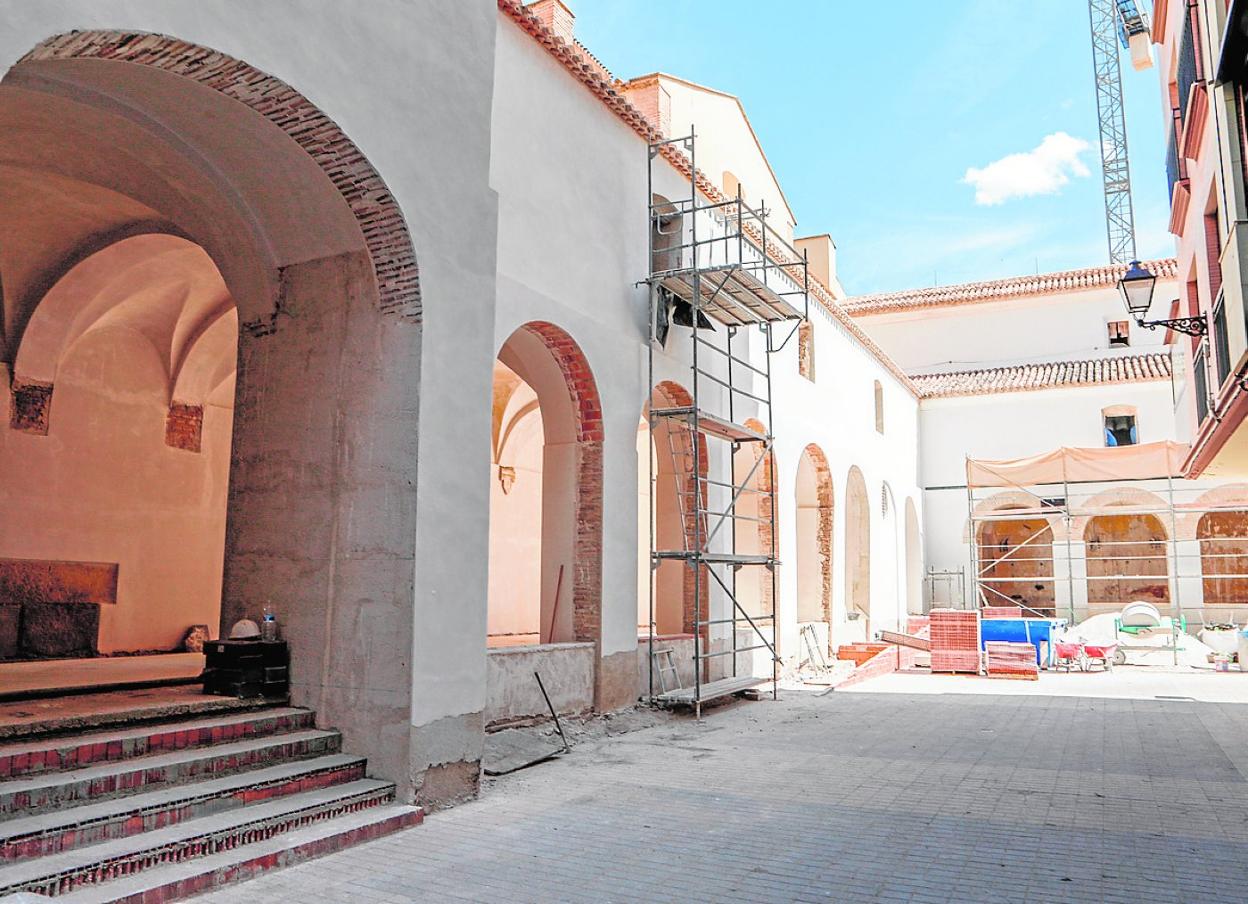 Obras de reconstrucción en la crujía norte del claustro del antiguo convento de El Carmen. 