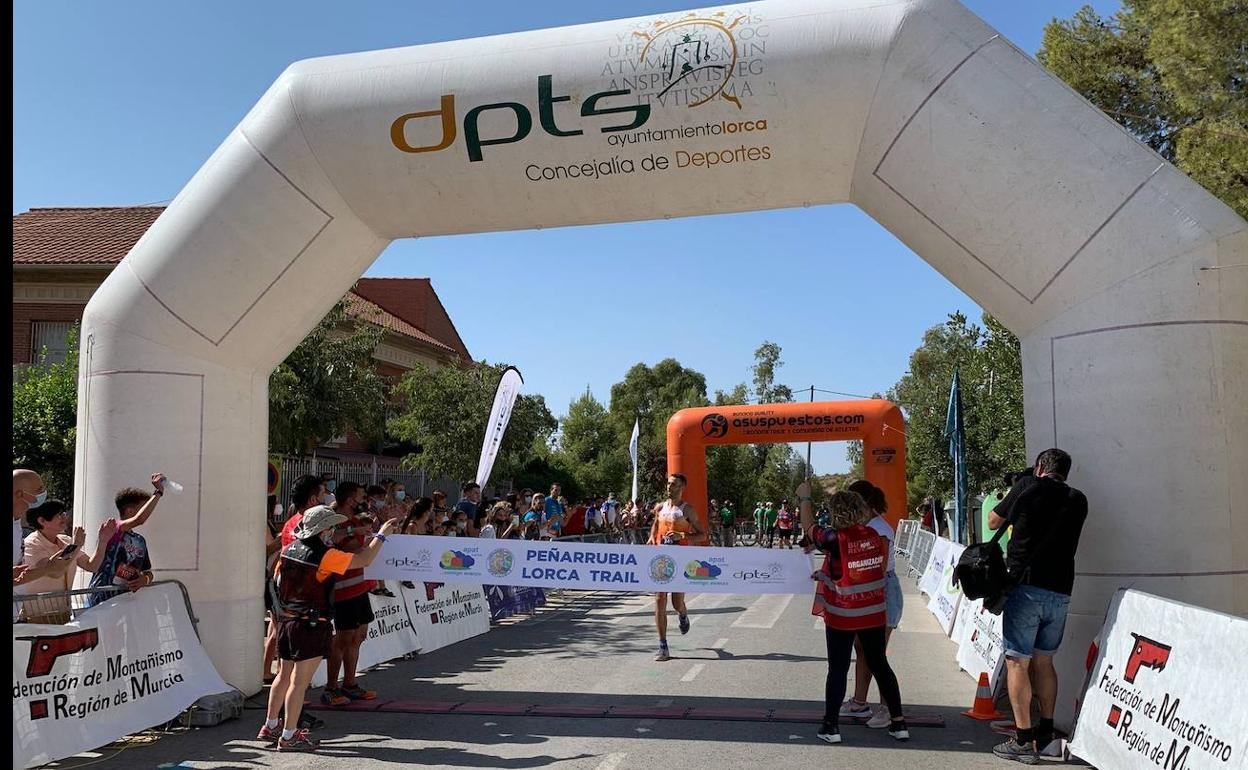 Francisco José Díaz Pozo, ganador de la prueba larga de 24 kilómetros, a punto de cruzar la línea de meta.