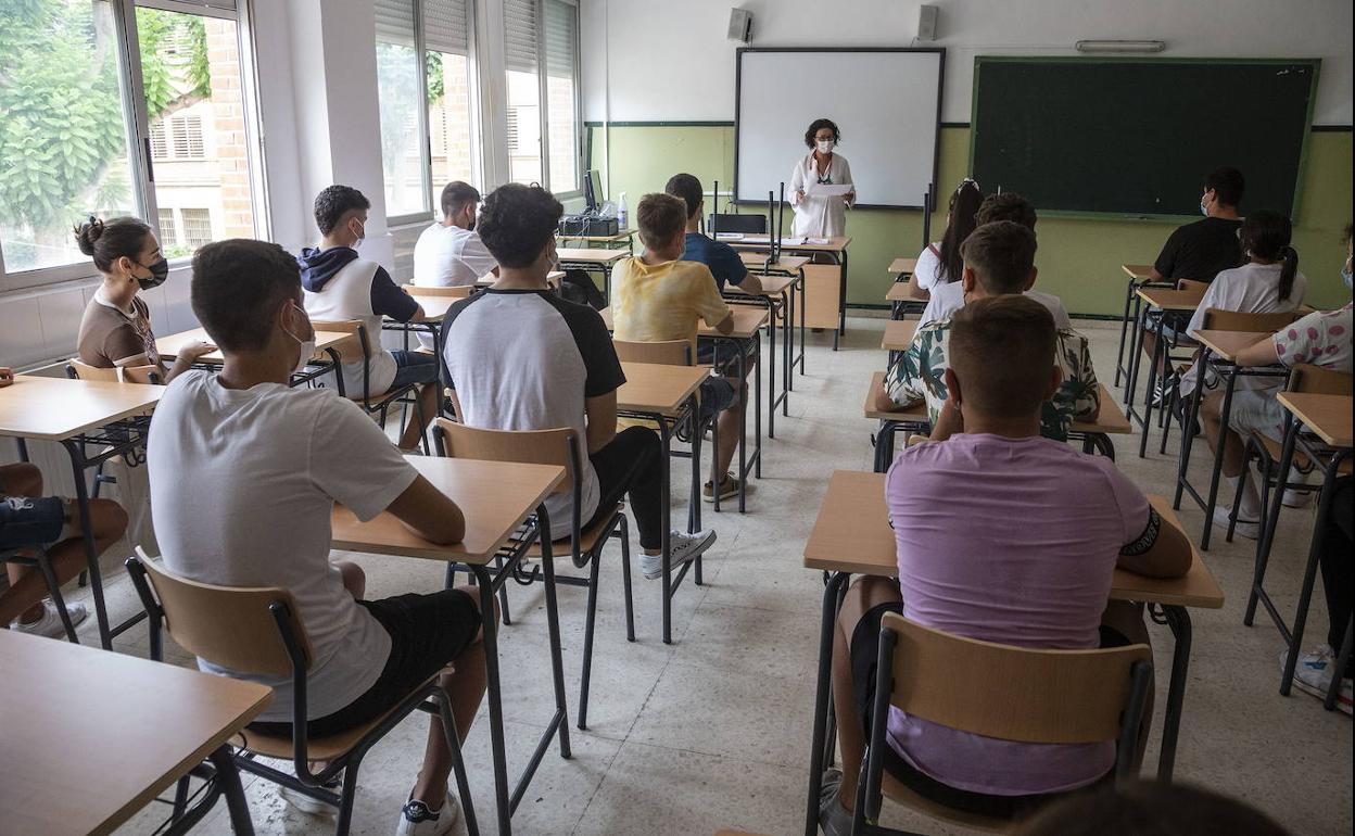 Estudiantes en un aula en el IES Isaac Peral, en Cartagena, este lunes.