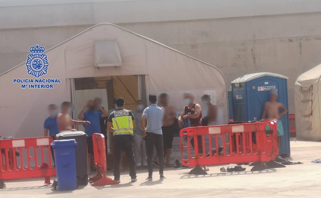 La Policía Nacional detiene a seis personas por captar ciudadanos y trasladarlos de manera irregular.