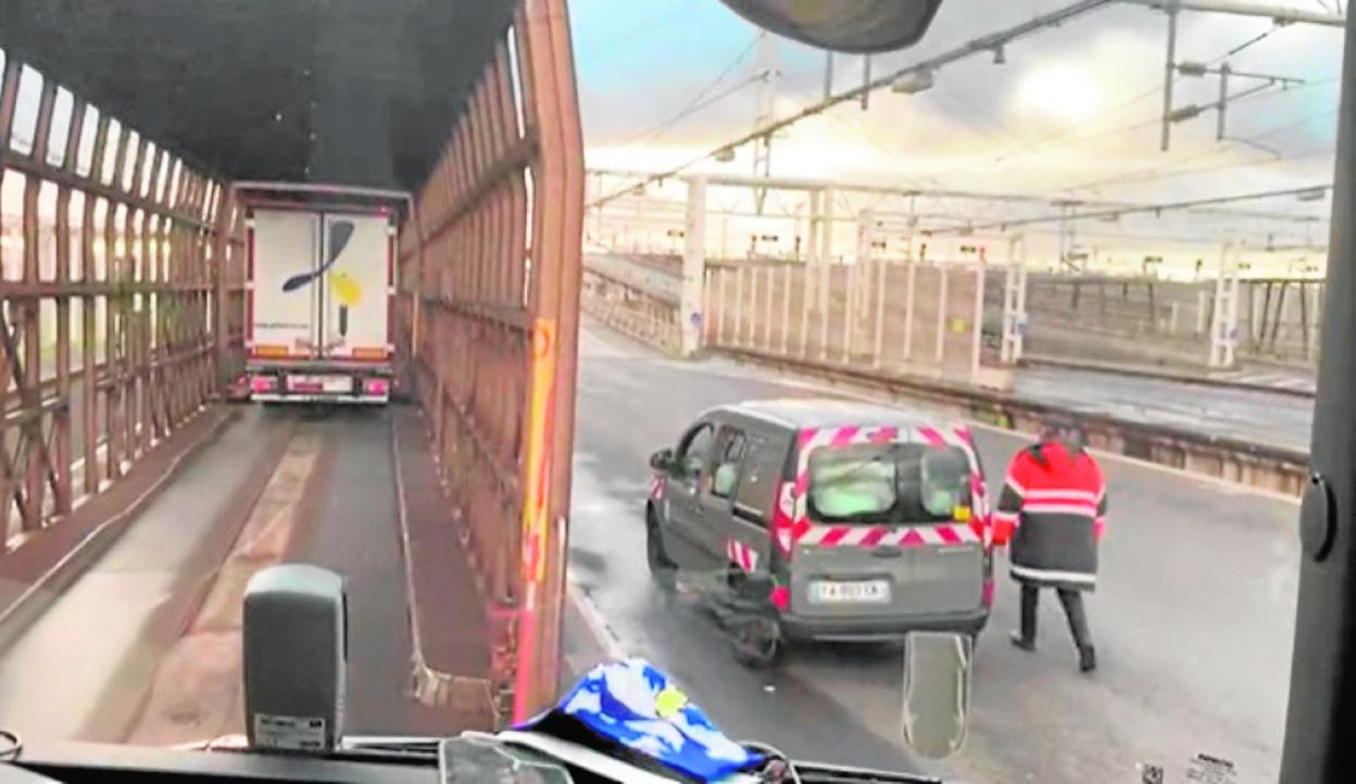 Un camión frigorífico de la empresa Primafrio monta en los vagones para cruzar el Eurotúnel. 