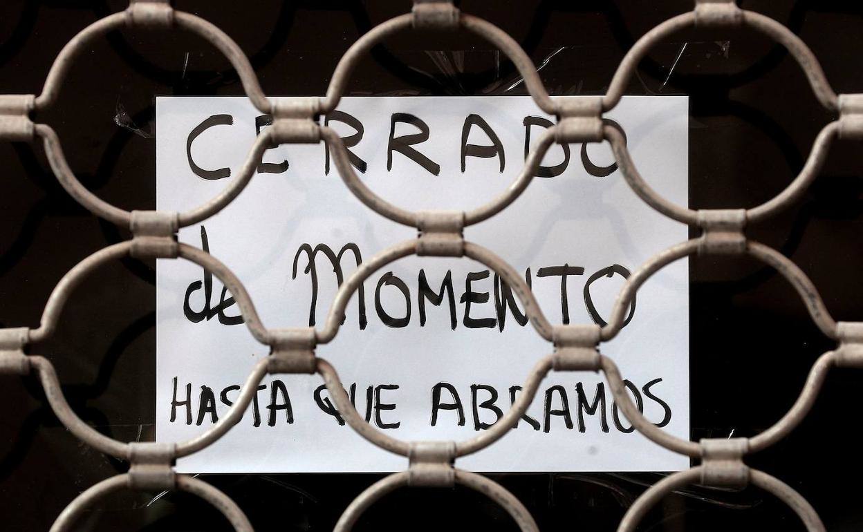 Tienda cerrada por la pandemia, en una fotografía de archivo.