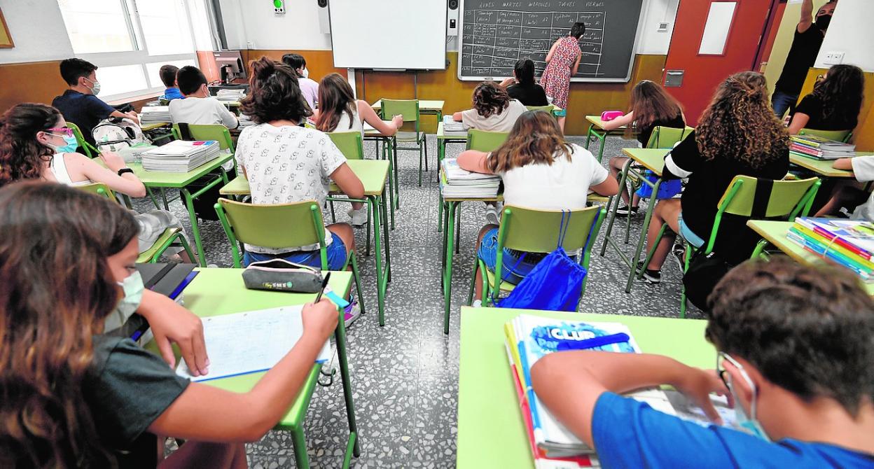 Alumnos de Secundaria en un aula del IES Alfonso X El Sabio, ayer, en su primer día de clase. 