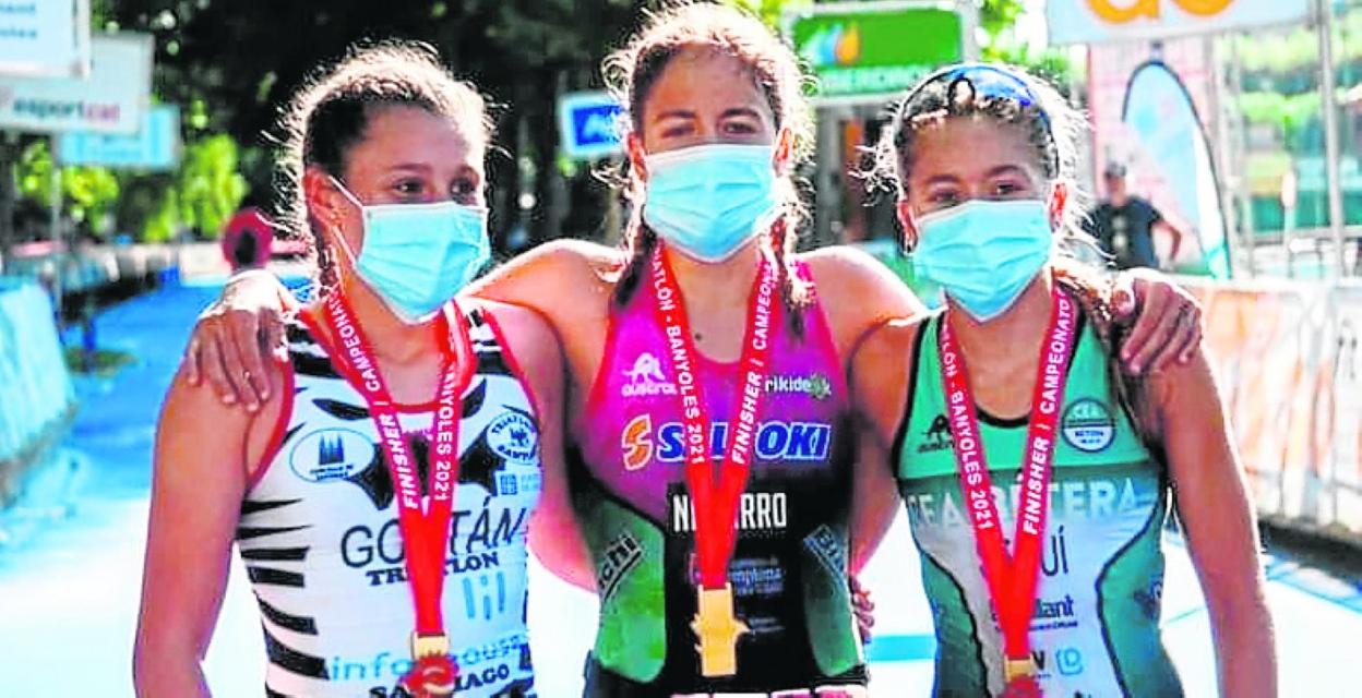 Nieves Navarro, en el centro, tras ganar el Nacional juvenil de triatlón. 