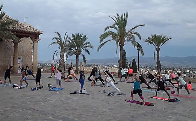 Imagen principal - Quedada de yoga en El Calvario al atardecer