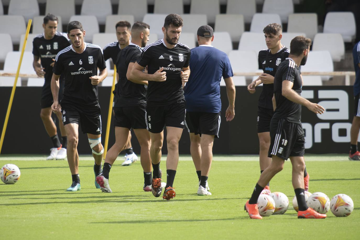 Fotos: El canterano Adrián Revilla entrena en una sesión con cuatro ausencias