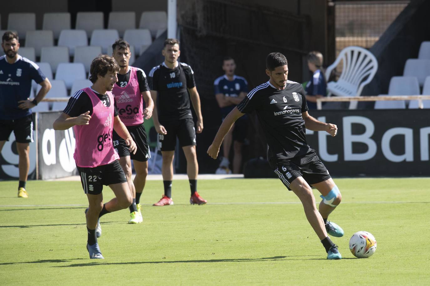 Fotos: El canterano Adrián Revilla entrena en una sesión con cuatro ausencias