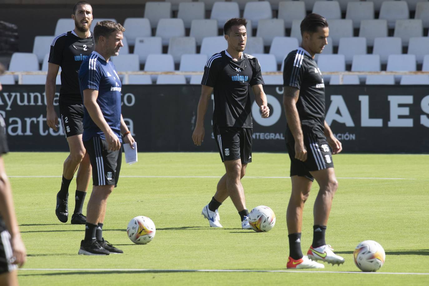 Fotos: El canterano Adrián Revilla entrena en una sesión con cuatro ausencias