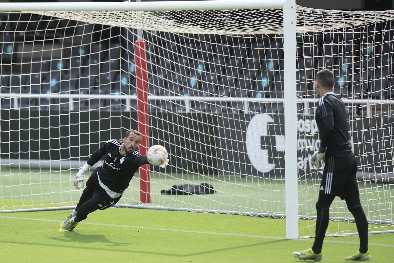 Fotos: El canterano Adrián Revilla entrena en una sesión con cuatro ausencias