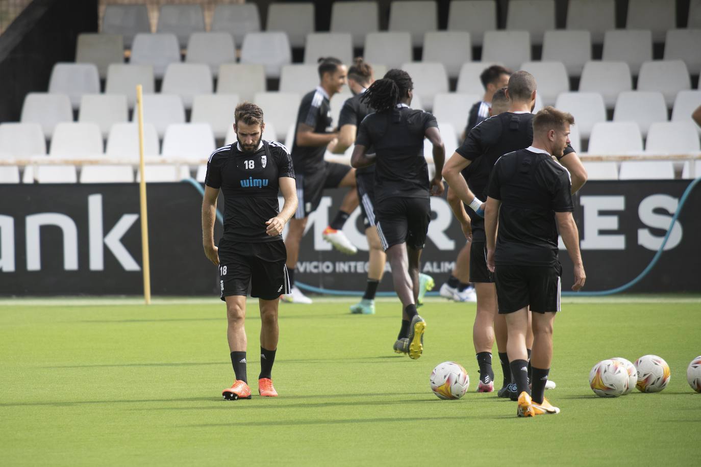 Fotos: El canterano Adrián Revilla entrena en una sesión con cuatro ausencias