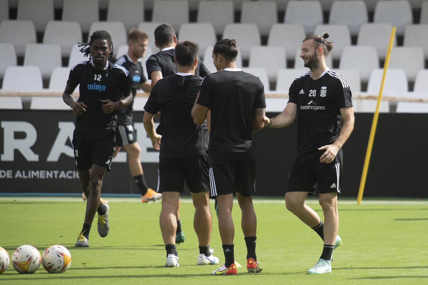 Fotos: El canterano Adrián Revilla entrena en una sesión con cuatro ausencias