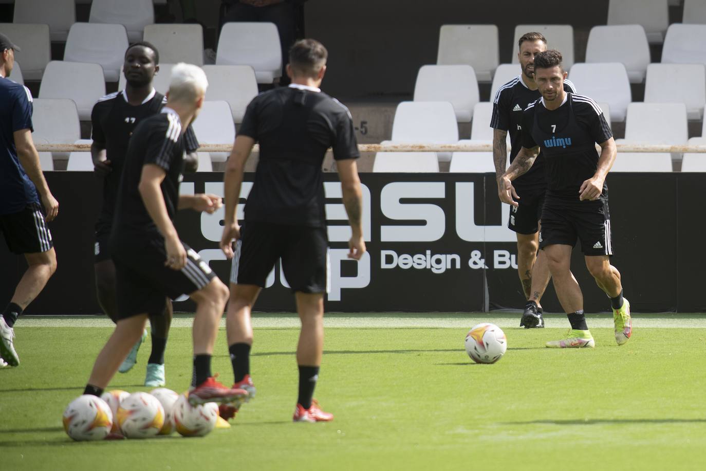 Fotos: El canterano Adrián Revilla entrena en una sesión con cuatro ausencias