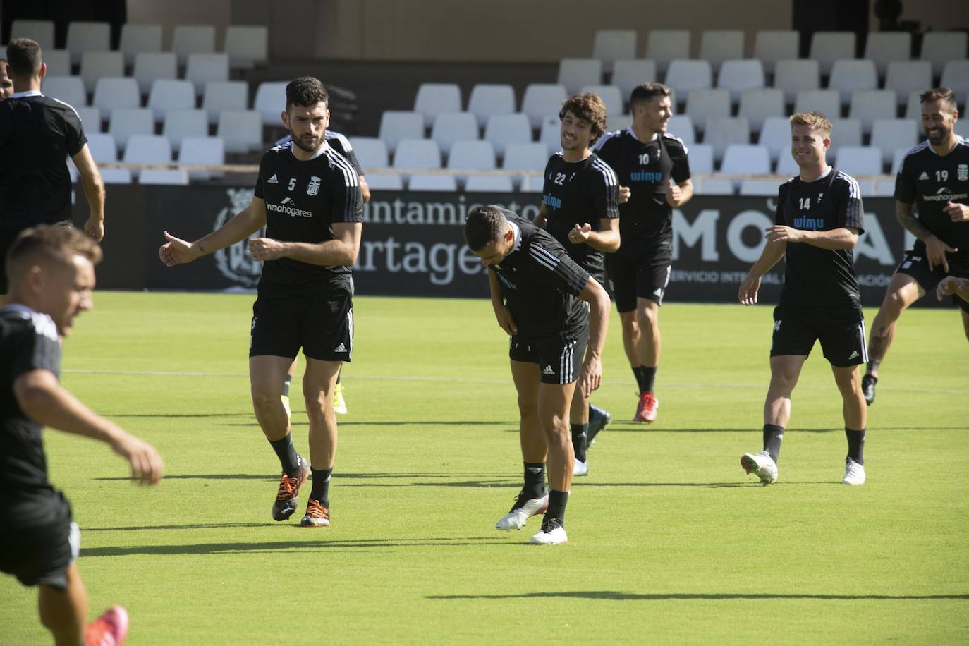Fotos: El canterano Adrián Revilla entrena en una sesión con cuatro ausencias