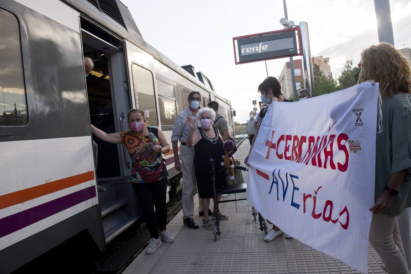 Fotos: Alcantarilla también rechaza el cierre del servicio de Cercanías