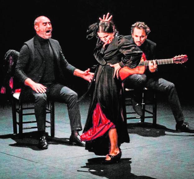 Pepe de Pura al cante y Óscar Lago a la guitarra acompañan a la bailaora María Moreno. 
