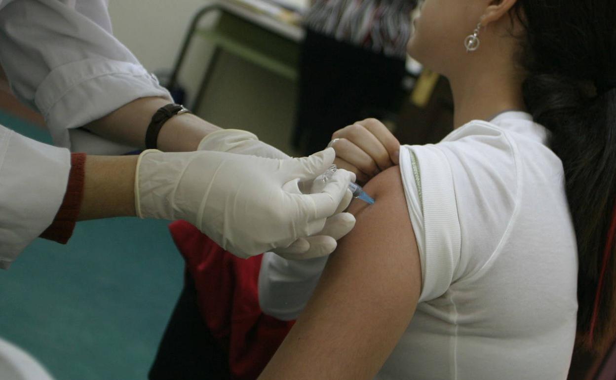 Una niña es vacunada contra la meningitis en una imagen de archivo.