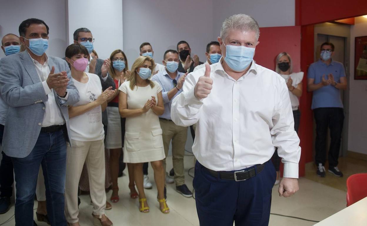 José Vélez, este sábado, presenta su candidatura a secretario general del PSRM acompañado por diputados regionales, alcaldes y otros cargos del partido.