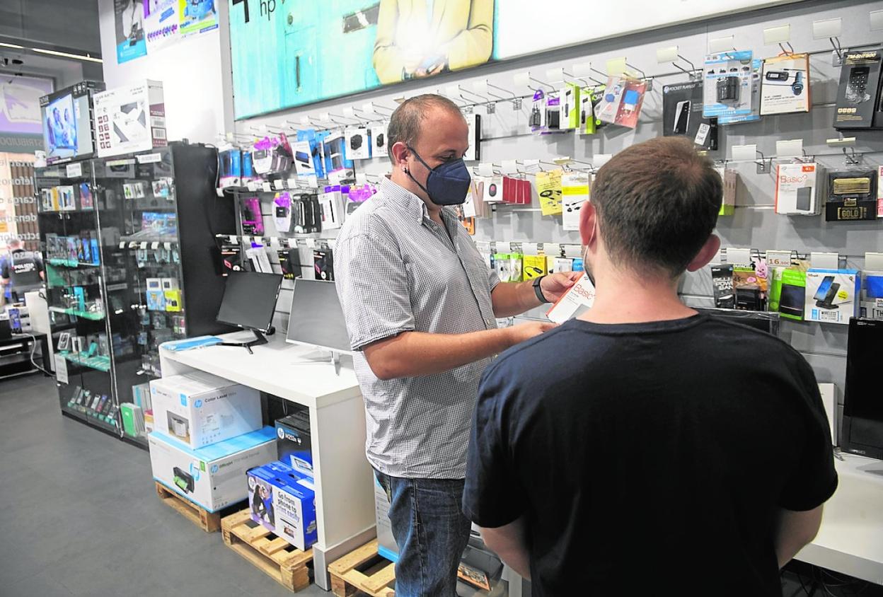 José Zabala atiende a un cliente en la tienda City Store de la Calle Conducto. 