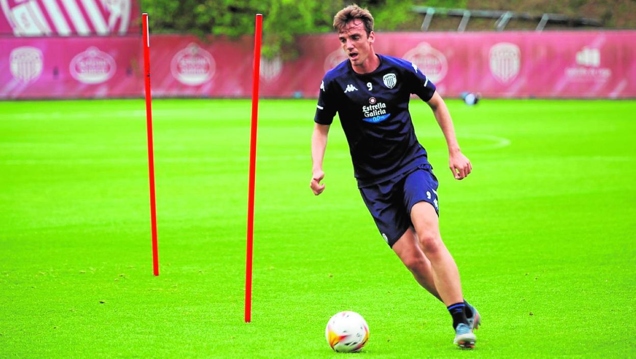 Manu Barreiro se ejercita en uno de los entrenamientos del Lugo esta campaña. 