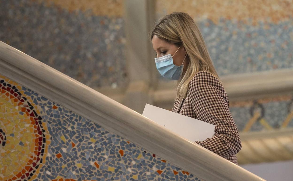 Ana Martínez Vidal sube por las escaleras principales de la Asamblea Regional, en una fotografía de archivo.