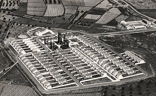 Pueblo de Colonización La Estacada (Jumilla). Proyecto: Este pueblo de colonización se localiza en la zona regable de Jumilla, junto a la carretera que va a Caravaca y limitado por el antiguo ferrocarril de Cieza a Villena, en las afueras de Jumilla. Arquitecto: José Luis Fernández del Amo Moreno. Año de inicio: 1969