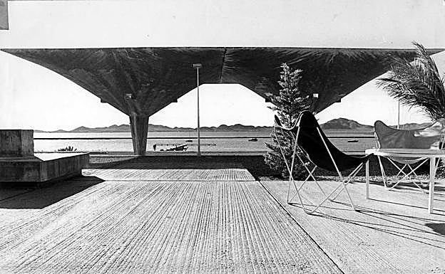 Club náutico Dos Mares. Club náutico Dos Mares. Edificio: Terraza del Club Náutico Dos Mares (1964-66), con sus icónicas pirámides invertidas, ubicado en la calle Varadero de La Manga del Mar Menor. Arquitecto: Antonio Bonet Castellana. José María Fau (obra portuaria, trazado viario y cálculo de estructura). 