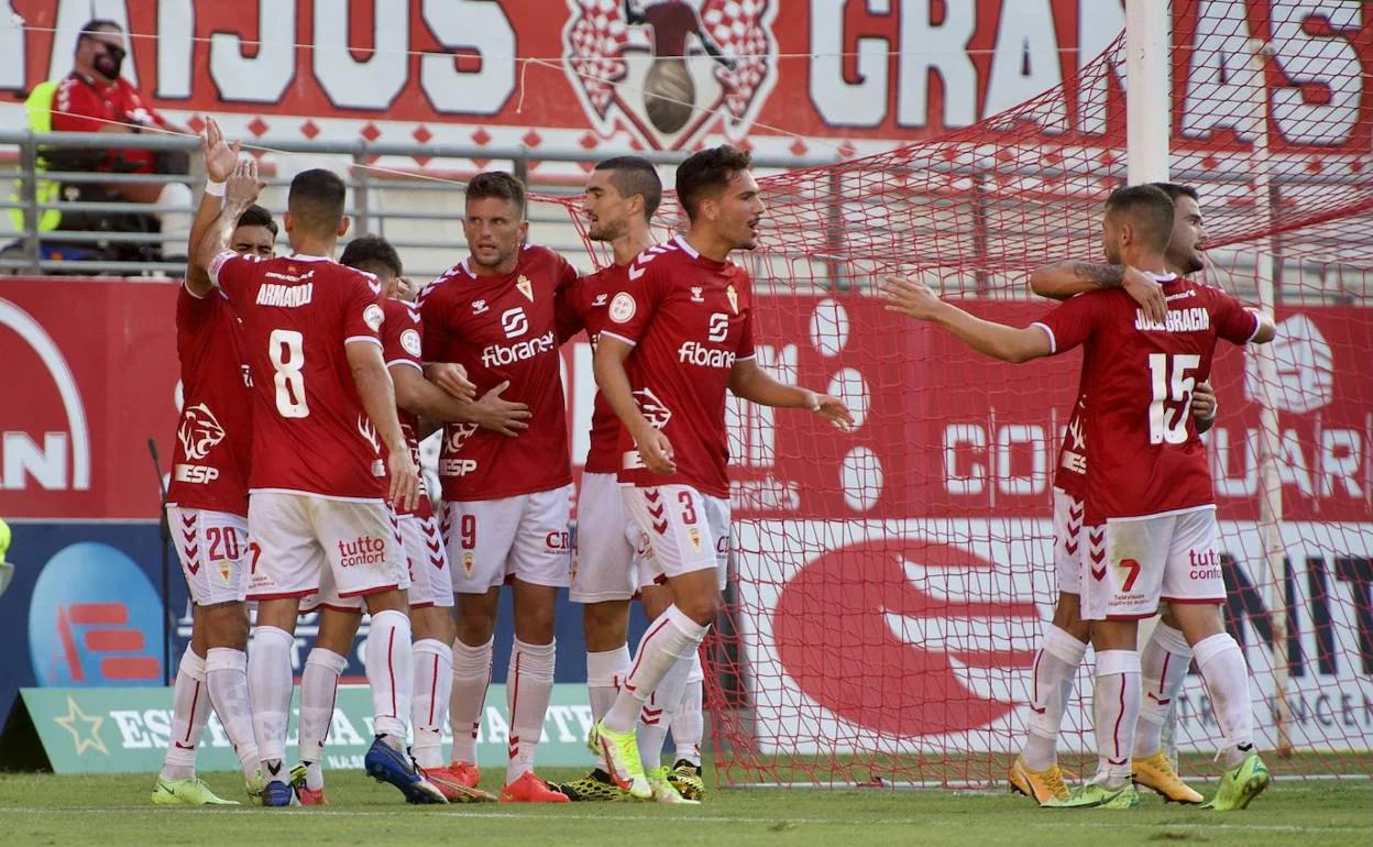 Los jugadores del Real Murcia celebran el gol de Carrasco, el del 1-0 para los granas.