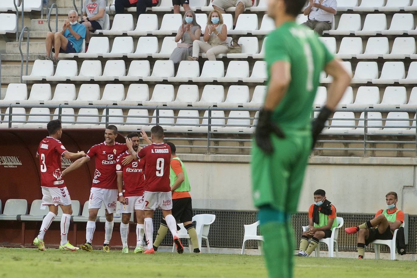 Los jugadores del Real Murcia celebran uno de los goles. 