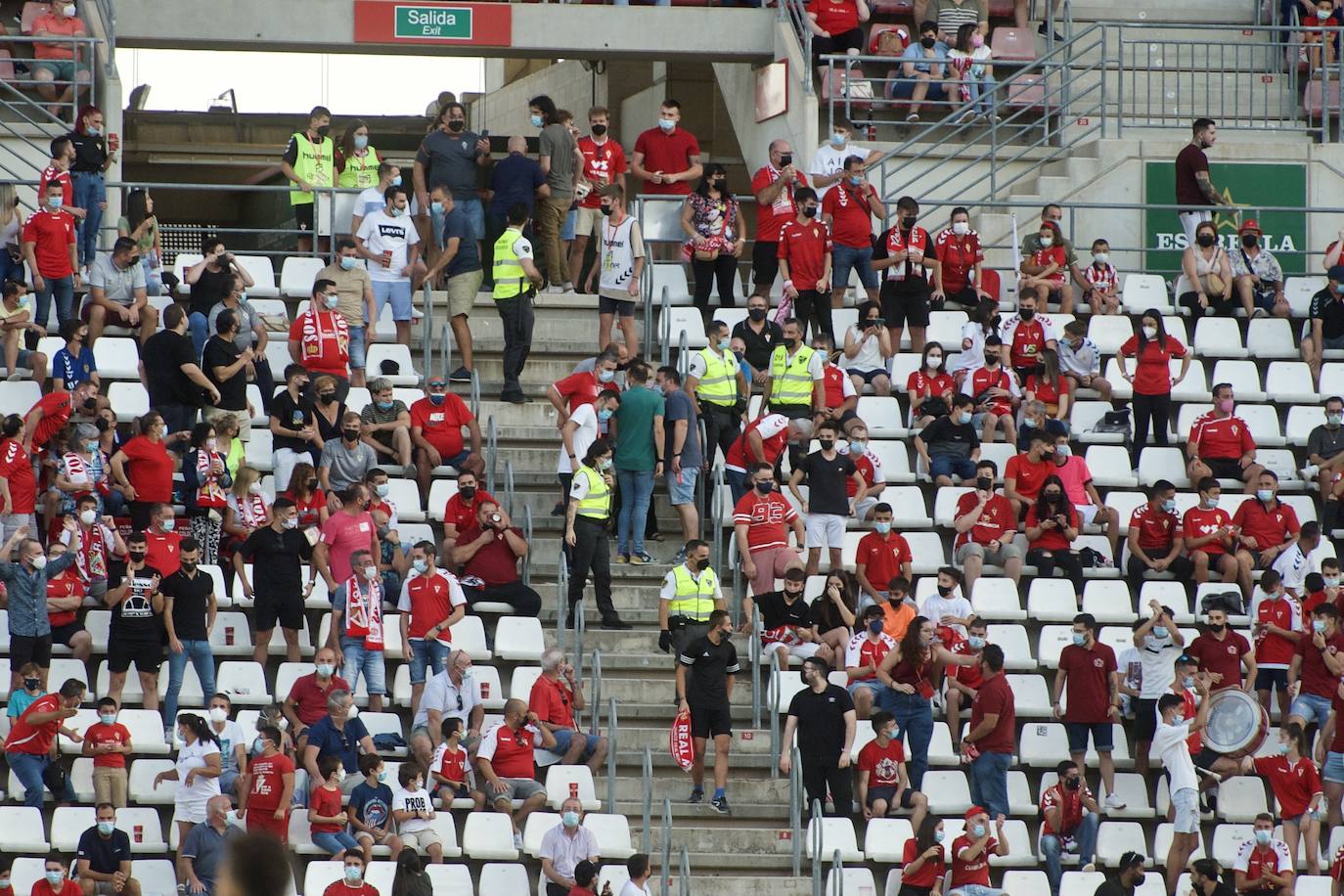 Los jugadores del Real Murcia celebran uno de los goles. 