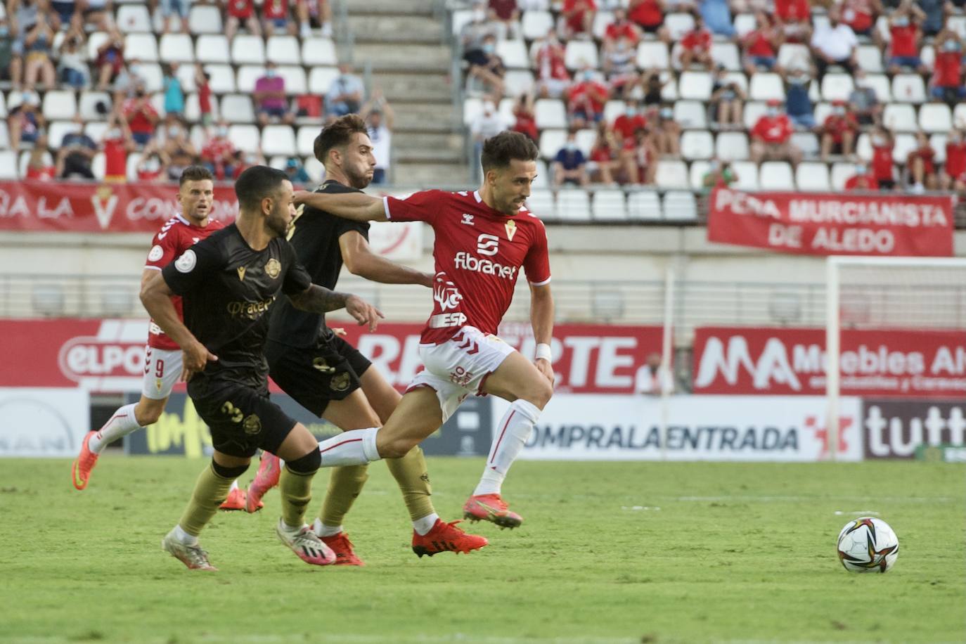 Los jugadores del Real Murcia celebran uno de los goles. 