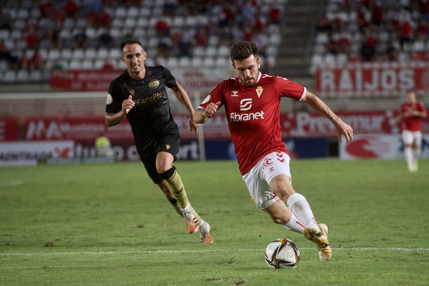 Los jugadores del Real Murcia celebran uno de los goles. 