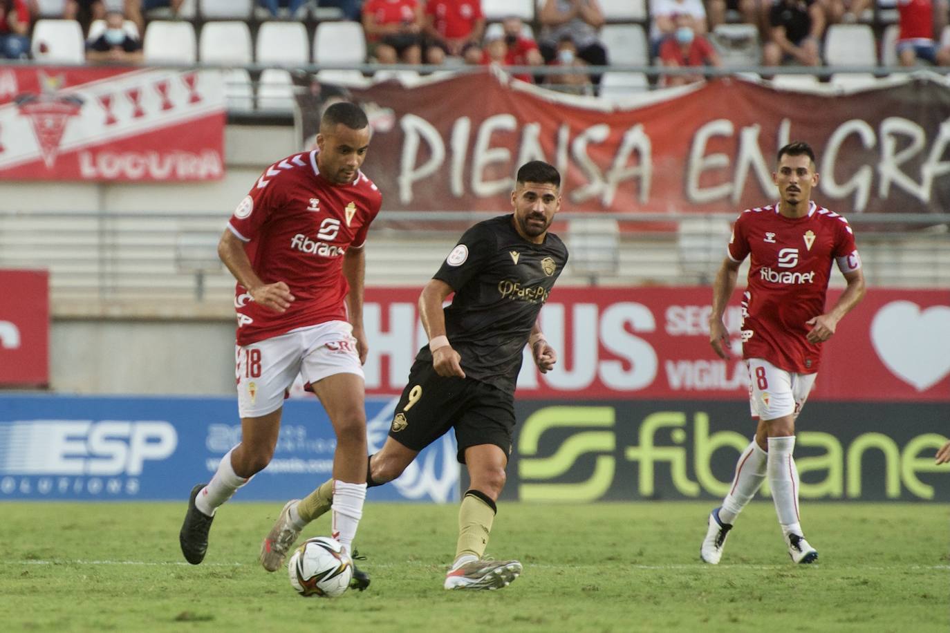 Los jugadores del Real Murcia celebran uno de los goles. 