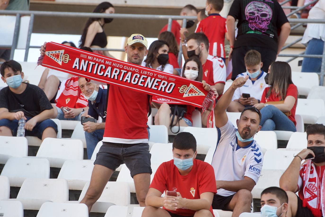 Los jugadores del Real Murcia celebran uno de los goles. 