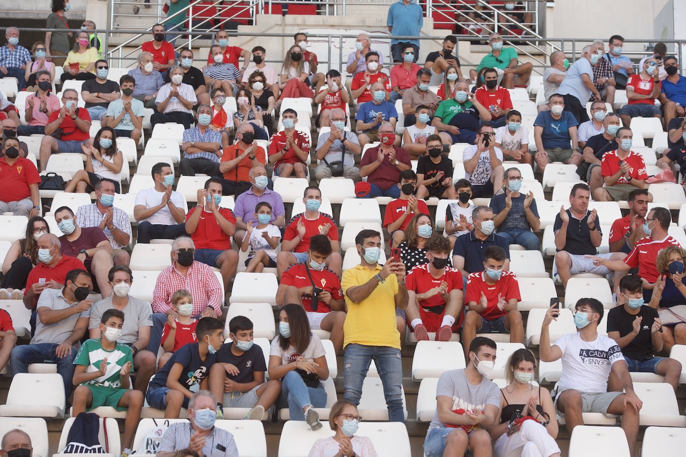 Los jugadores del Real Murcia celebran uno de los goles. 