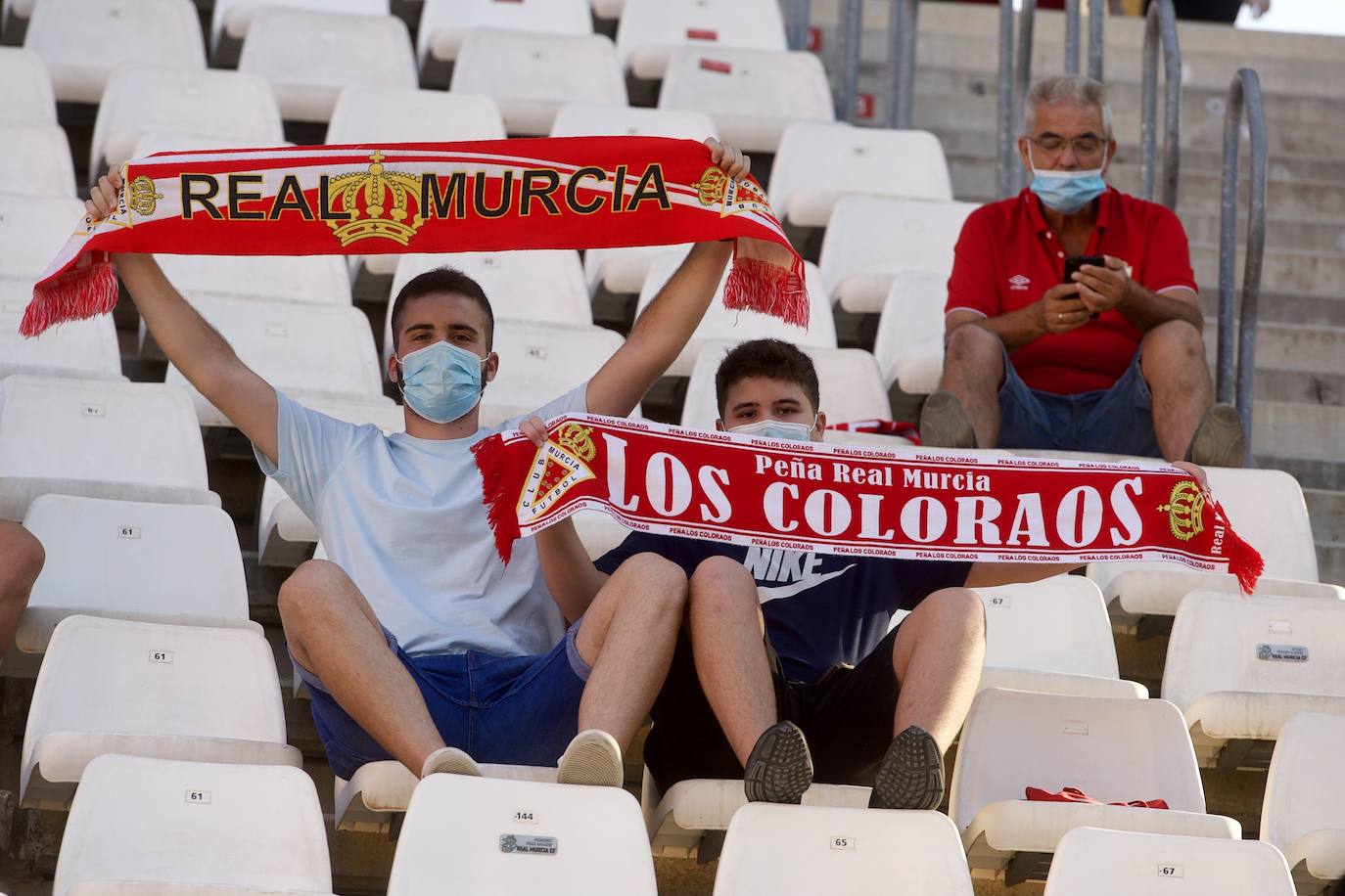 Los jugadores del Real Murcia celebran uno de los goles. 