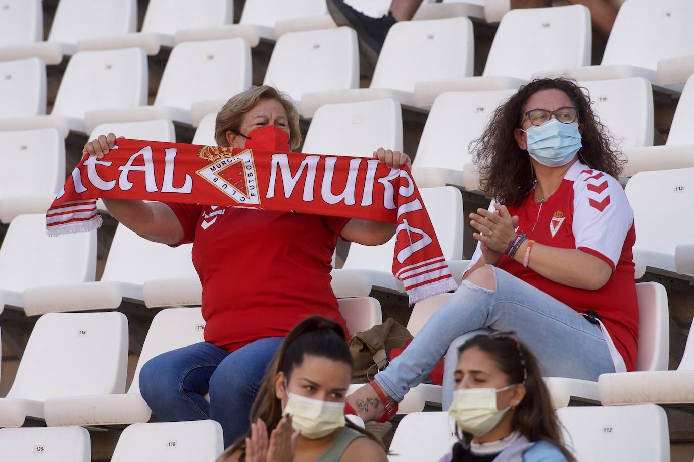 Los jugadores del Real Murcia celebran uno de los goles. 