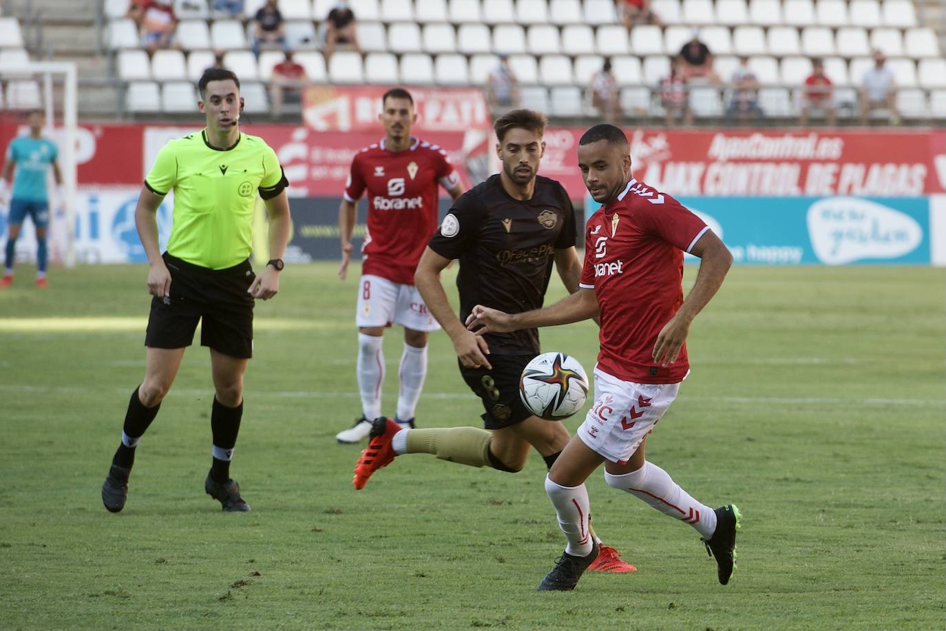 Los jugadores del Real Murcia celebran uno de los goles. 