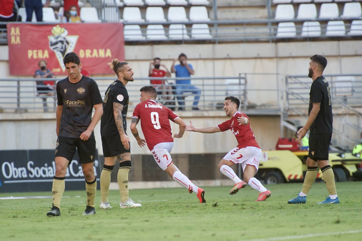 Los jugadores del Real Murcia celebran uno de los goles. 