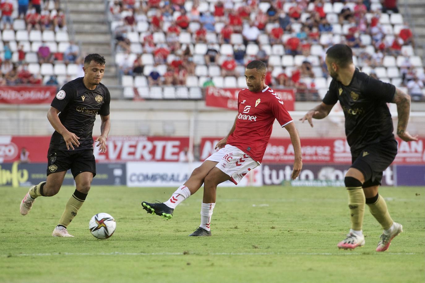 Los jugadores del Real Murcia celebran uno de los goles. 