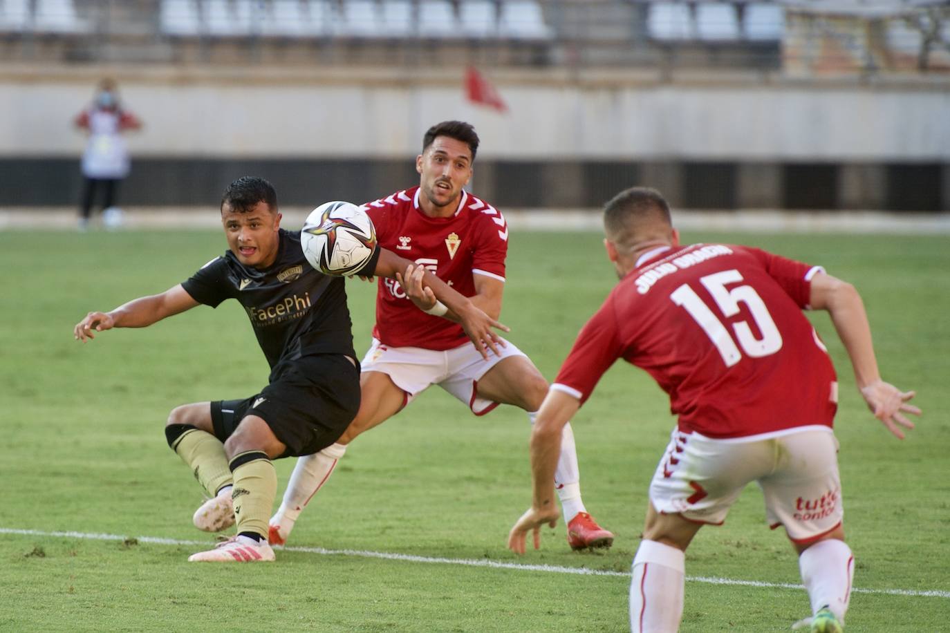 Los jugadores del Real Murcia celebran uno de los goles. 